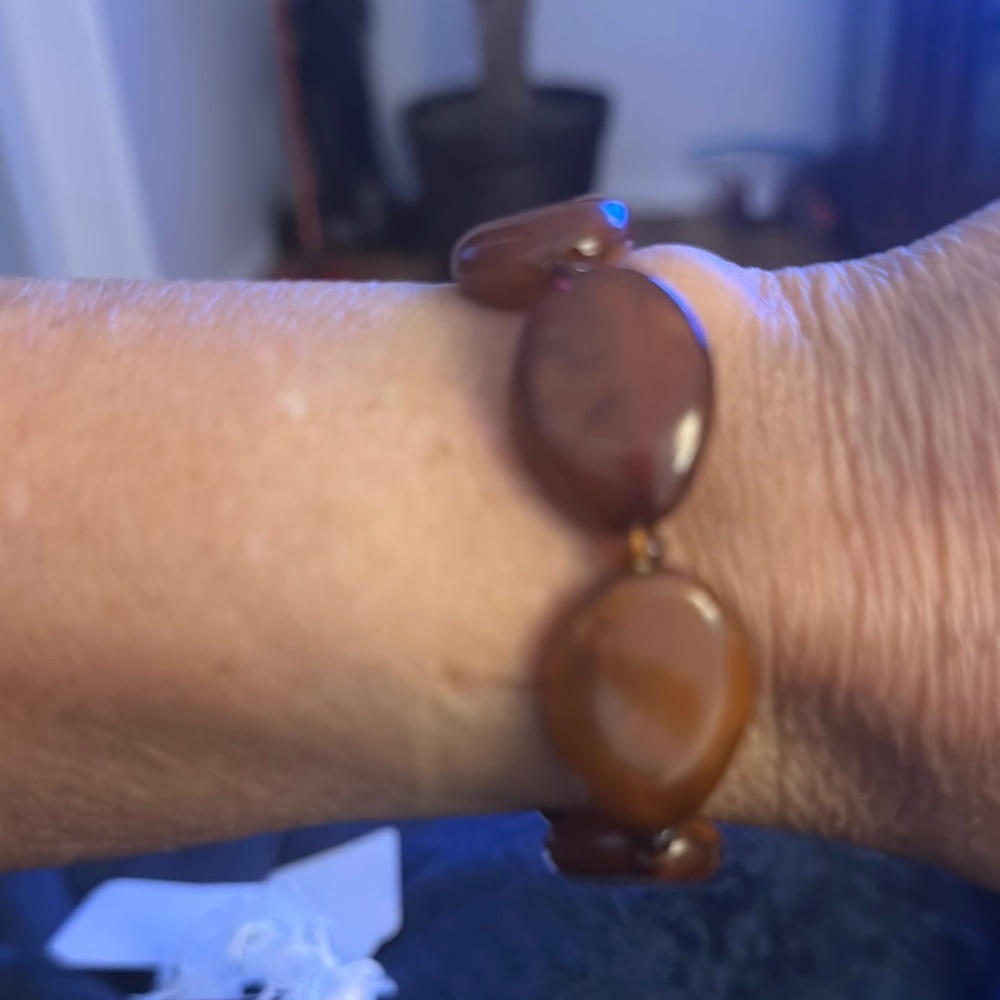 Elegant Brown Beaded Bracelet - Picture 2 of 2